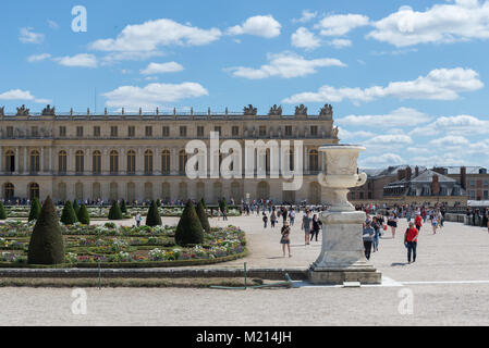 Versailles, Frankreich - 6. August 2017: Der Garten und die Fassade des Schlosses von Versailles Stockfoto