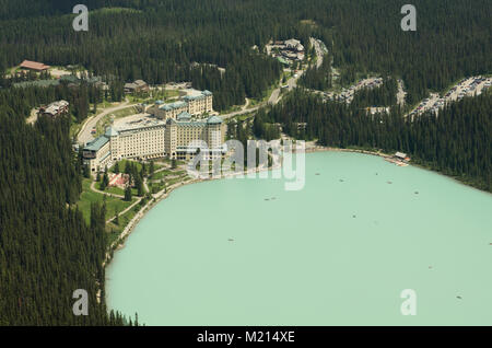 Lake Louise, Alberta, Kanada. Luftaufnahme des Sees und das historische Schloss im Banff National Park im Sommer. Stockfoto