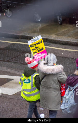 London, Vereinigtes Königreich. 3 Feb, 2018. Massen, Alt und Jung, um die Straßen für die NHS in Bloomsbury London, Vereinigtes Königreich, zu protestieren. Credit: Yuhe Lim/Alamy Leben Nachrichten. Stockfoto