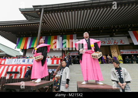 (L und R) Sumo Ringer Kisenosato Yutaka und Hakuho Sho, Teil in der setsubun Festival in der naritasan Shinshoji Temple nehmen am 3. Februar 2018 in Chiba, Japan. Japanische Prominente und Sumo Ringer nahmen an dem jährlichen Festival in der naritasan Shinshoji Temple. Die Menschen feiern der traditionellen Veranstaltung durch das Werfen von Sojabohnen, die außerhalb ihrer Häuser, böse Geister abzuwehren und laden Sie Glück. Credit: Rodrigo Reyes Marin/LBA/Alamy leben Nachrichten Stockfoto