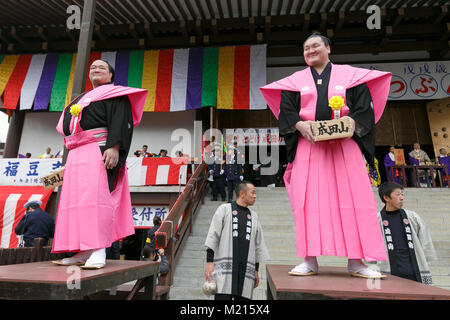 (L und R) Sumo Ringer Kisenosato Yutaka und Hakuho Sho, Teil in der setsubun Festival in der naritasan Shinshoji Temple nehmen am 3. Februar 2018 in Chiba, Japan. Japanische Prominente und Sumo Ringer nahmen an dem jährlichen Festival in der naritasan Shinshoji Temple. Die Menschen feiern der traditionellen Veranstaltung durch das Werfen von Sojabohnen, die außerhalb ihrer Häuser, böse Geister abzuwehren und laden Sie Glück. Credit: Rodrigo Reyes Marin/LBA/Alamy leben Nachrichten Stockfoto