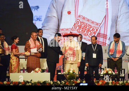 Der indische Premierminister Narendra Modi felicitated durch Assam Chief Minister Sarbananda Sonowal während der Einweihung von Vorteil Assam Programm an Indira Gandhi Athletic Stadium. Stockfoto