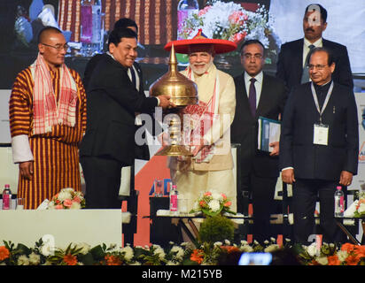 Der indische Premierminister Narendra Modi felicitated durch Assam Chief Minister Sarbananda Sonowal während der Einweihung von Vorteil Assam Programm an Indira Gandhi Athletic Stadium. Stockfoto