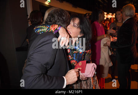 München, Deutschland. 2 Feb, 2018. Regine Sixt umarmt Michael Kaefer auf der 60. Der gastronom Geburtstag party im Postpalast in München, Deutschland, am 2. Februar 2018. Credit: Felix Hörhager/dpa/Alamy leben Nachrichten Stockfoto