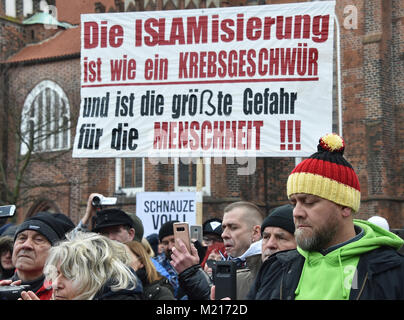 Cottbus, Deutschland. 3 Feb, 2018. Eine rechte Gruppe trägt ein Banner lesen (lit. "Islamisierung ist wie ein Krebs und die größte Gefahr für die Menschheit") gegen die wahrgenommene 'Islamisierung'. Kredit zu protestieren: dpa Picture alliance/Alamy leben Nachrichten Stockfoto