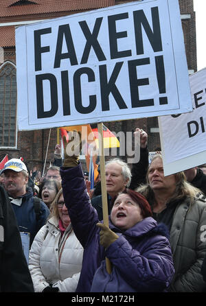 Cottbus, Deutschland. 3 Feb, 2018. Eine rechte Gruppe trägt Banner lesen "Faxen dicke" (Lit. "Genug Ist Genug") gegen die wahrgenommene 'Islamisierung'. Kredit zu protestieren: dpa Picture alliance/Alamy leben Nachrichten Stockfoto