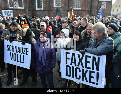 Cottbus, Deutschland. 3 Feb, 2018. Eine rechte Gruppe trägt'S Banner lesen chnauze voll" und "Faxen dicke" (Lit. "Genug Ist Genug") gegen die wahrgenommene 'Islamisierung'. Kredit zu protestieren: dpa Picture alliance/Alamy leben Nachrichten Stockfoto