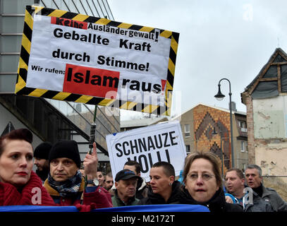 Cottbus, Deutschland. 3 Feb, 2018. Eine rechte Gruppe trägt ein Banner lesen' Islam raus" (Lit. "Der Islam muss gehen") und der chnauze voll" (Lit. "Genug Ist Genug") gegen die wahrgenommene 'Islamisierung'. Kredit zu protestieren: dpa Picture alliance/Alamy leben Nachrichten Stockfoto