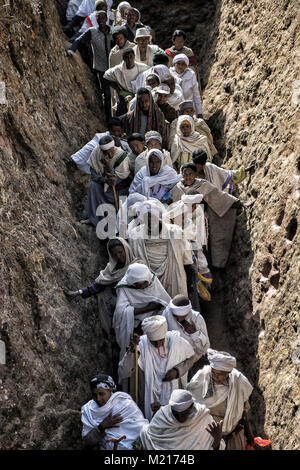 Lalibela, Amhara Region, Äthiopien. 6. Januar, 2018. Pilger im Korridor zum Biete Giyorgis (Kirche von Saint George) in Lalibela. In den ersten Tagen des Januar, Tausende Äthiopische Orthodoxe Christliche Pilger gehen an die Stadt Lalibela zum "neuen Jerusalem" besuchen. Dieser heiligen Stadt besteht aus 11 miteinander verbundenen Kirchen von Hand geschnitzt, die durch eine Reihe von Labyrinthen und Tunnels verbunden sind. Die ersten Tage des Januar die Feier von Genna (auch bekannt als ledet), der Weihnachten Version des äthiopischen Kalender markieren. Während dieser Feier, die pilger Stockfoto