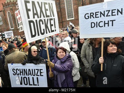 Cottbus, Deutschland. 3 Feb, 2018. Eine rechte Gruppe trägt Banner lesen "Grenzen dicht" (Lit. "Die enge Grenzen") und der chnauze voll" (Lit. "Genug Ist Genug") Quelle: Bernd Settnik/dpa-Zentralbild/dpa/Alamy leben Nachrichten Stockfoto