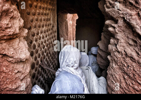 Lalibela, Amhara Region, Äthiopien. 6. Januar, 2018. Pilger, die Eingabe der Biete Gabriel-Rufael (Haus der Engel Gabriel und Raphael). In den ersten Tagen des Januar, Tausende Äthiopische Orthodoxe Christliche Pilger gehen an die Stadt Lalibela zum "neuen Jerusalem" besuchen. Dieser heiligen Stadt besteht aus 11 miteinander verbundenen Kirchen von Hand geschnitzt, die durch eine Reihe von Labyrinthen und Tunnels verbunden sind. Die ersten Tage des Januar die Feier von Genna (auch bekannt als ledet), der Weihnachten Version des äthiopischen Kalender markieren. Während dieser Feier, die pilger Trave Stockfoto