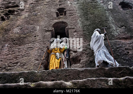 Lalibela, Amhara Region, Äthiopien. 7 Jan, 2018. Pilger aus dem Biete Meskel (Haus des Kreuzes). In den ersten Tagen des Januar, Tausende Äthiopische Orthodoxe Christliche Pilger gehen an die Stadt Lalibela zum "neuen Jerusalem" besuchen. Dieser heiligen Stadt besteht aus 11 miteinander verbundenen Kirchen von Hand geschnitzt, die durch eine Reihe von Labyrinthen und Tunnels verbunden sind. Die ersten Tage des Januar die Feier von Genna (auch bekannt als ledet), der Weihnachten Version des äthiopischen Kalender markieren. Während dieser Feier, die pilger Reisen in das Heilige Land der Lalibel Stockfoto