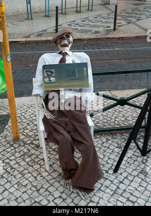 Lissabon, Portugal. 2 Feb, 2018. Straße Demonstration der Benutzer öffentlicher Verkehrsmittel gegen Metro degratation. Karikatur einer Person warten auf die U-Bahn. Credit: Pandora/Alamy leben Nachrichten Stockfoto