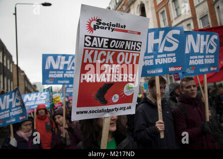 London, Großbritannien. 3. Januar, 2018. NHS Arbeitnehmer und der Öffentlichkeit an einem massenprotest Demonstration der NHS am 3. Februar 2018 in London, Vereinigtes Königreich. Der NHS die Gefahr des langsamen Privatisierung, während Krankenhäuser ohne ausreichende Finanzierung zu Funktion versuchen. Not-Demonstration NHS in der Krise, befestigen Sie es jetzt! Demo wurde von Tausenden von Demonstranten kam, weil er eine Aufstockung der Mittel und für das NHS ganz zurück in der öffentlichen Hände gelegt werden. Quelle: Michael Kemp/Alamy leben Nachrichten Stockfoto