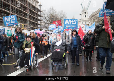 London, Großbritannien 3. Februar 2018 NHS in der Krise Demonstranten tragen Plakate und März Downing Street London gegen die konservativen Regierungen der Gesundheitspolitik. Stockfoto