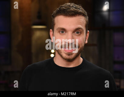 Köln, Deutschland. 2 Feb, 2018. Schauspieler Edin Hasanovic erscheint auf dem TV-Talkshow "Kölner Treff" des WDR in Köln, Deutschland, 2. Februar 2018 ausgestrahlt. Quelle: Henning Kaiser/dpa/Alamy leben Nachrichten Stockfoto