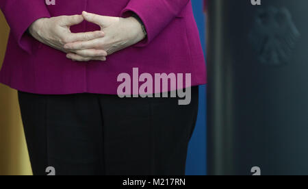 Berlin, Deutschland. 2 Feb, 2018. Die deutsche Bundeskanzlerin Angela Merkel von der Christlich Demokratischen Union (CDU) nimmt an der Präsentation des diesjährigen 2-Euro-Gedenkmünzen in Berlin, Deutschland, 2. Februar 2018. Quelle: Jörg Carstensen/dpa/Alamy leben Nachrichten Stockfoto