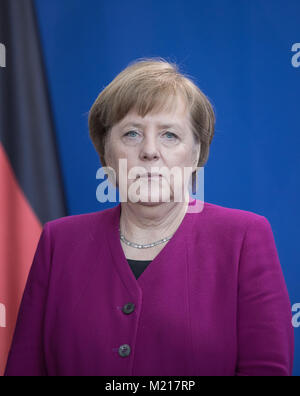 Berlin, Deutschland. 2 Feb, 2018. Die deutsche Bundeskanzlerin Angela Merkel von der Christlich Demokratischen Union (CDU) nimmt an der Präsentation des diesjährigen 2-Euro-Gedenkmünzen in Berlin, Deutschland, 2. Februar 2018. Quelle: Jörg Carstensen/dpa/Alamy leben Nachrichten Stockfoto