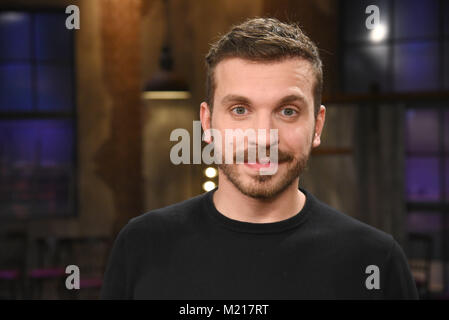 Köln, Deutschland. 2 Feb, 2018. Schauspieler Edin Hasanovic erscheint auf dem TV-Talkshow "Kölner Treff" des WDR in Köln, Deutschland, 2. Februar 2018 ausgestrahlt. Quelle: Henning Kaiser/dpa/Alamy leben Nachrichten Stockfoto