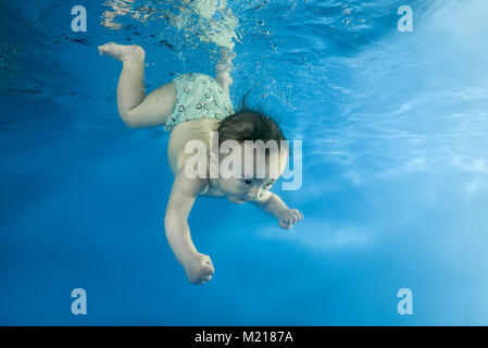 Odessa, Ukraine. 31 Jan, 2018. kleiner Junge zu Tauchen Unterwasser im Pool Credit lernt: Andrey Nekrasov/ZUMA Draht/ZUMAPRESS.com/Alamy leben Nachrichten