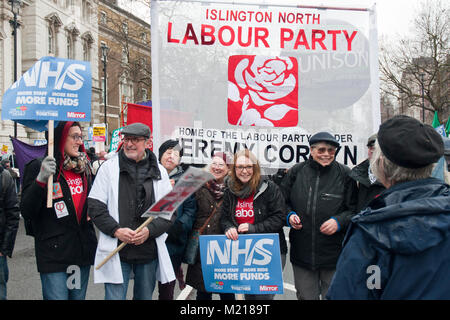 London, Großbritannien. 3. Februar, 2018. Lächelnd Demonstranten mit Banner "Norden Islington Labour Party, der Heimat der Arbeiterführer Jeremy Corbyn und Plakaten mit 'NHS Mehr Betten, mehr Personal, mehr Mittel". Credit: Maggie Sully/Alamy Leben Nachrichten. Stockfoto