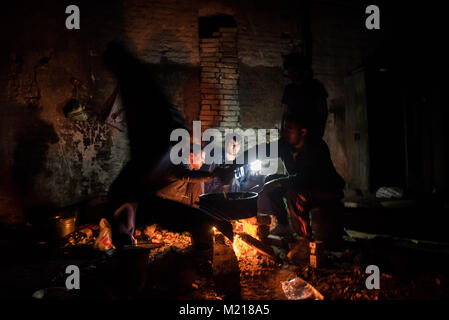 Subotica, Serbien. 24 Mär, 2017. Eine Gruppe von pakistanischen Migranten vorbereiten Abendessen am Abend in einer ehemaligen Ziegelfabrik in Subotica. Subotica, liegt 15 km von der serbisch-ungarischen Grenze, ein sicheres Haus für Hunderte von Flüchtlingen und Migranten. Die balkanroute wurde offiziell mehr als vor einem Jahr, dennoch, Stills geschlossen bleibt als ein offenes Tor für Tausende von Flüchtlingen und Migranten. In der Zwischenzeit, Migranten aus Pakistan leben illegal in den Wäldern und in verlassenen Gebäuden, da Sie nicht für Asyl qualifizieren. Als illegal keinen Zugang zu den Aktivitäten im offiziellen Camps vorgesehene Stockfoto