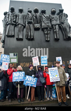 London, Großbritannien. 3. Februar, 2018. Lächelnd Demonstranten mit Plakaten mit 'Unser NHS", "Die große NHS verkaufen' und 'NHS Mehr Betten, mehr Personal, mehr Mittel"; Stand vor der Nationalen Gedenkstätte an die Frauen von Wort Krieg Zwei. Credit: Maggie Sully/Alamy Leben Nachrichten. Stockfoto