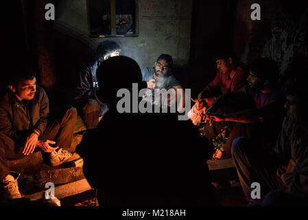 Subotica, Serbien. 24 Mär, 2017. Eine Gruppe von pakistanischen Migranten vorbereiten Abendessen am Abend in einer ehemaligen Ziegelfabrik in Subotica. Subotica, liegt 15 km von der serbisch-ungarischen Grenze, ein sicheres Haus für Hunderte von Flüchtlingen und Migranten. Die balkanroute wurde offiziell mehr als vor einem Jahr, dennoch, Stills geschlossen bleibt als ein offenes Tor für Tausende von Flüchtlingen und Migranten. In der Zwischenzeit, Migranten aus Pakistan leben illegal in den Wäldern und in verlassenen Gebäuden, da Sie nicht für Asyl qualifizieren. Als illegal keinen Zugang zu den Aktivitäten im offiziellen Camps vorgesehene Stockfoto