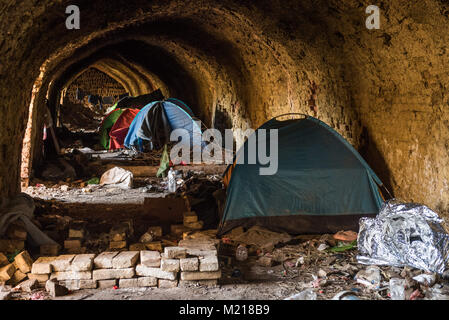 Subotica, Serbien. 24 Mär, 2017. Zelte sind innerhalb einer Inaktivierung Backofen Teil einer ehemaligen Ziegelfabrik in Subotica gesehen. Die ehemalige Ziegelfabrik dient als Schutz für die pakistanischen Migranten warten auf ein Schmuggler an der Grenze zu Ungarn. Subotica, zu überqueren, das Hotel liegt 15 km von der serbisch-ungarischen Grenze, ein sicheres Haus für Hunderte von Flüchtlingen und Migranten. Die balkanroute wurde offiziell mehr als vor einem Jahr, dennoch, Stills geschlossen bleibt als ein offenes Tor für Tausende von Flüchtlingen und Migranten. In der Zwischenzeit, Migranten aus Pakistan leben illegal in den Wäldern und in verlassenen Gebäuden, wie sie n Stockfoto