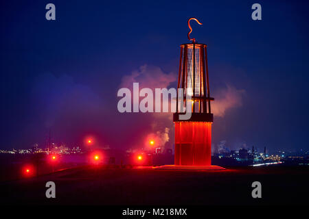 Moers, Deutschland. 03 Feb, 2018. "Das Geleucht' - ein Turm in der Form eines Bergbau Lampe entworfen vom Künstler Otto Piene - ist mit der industriellen Landschaft von Duisburg im Hintergrund beleuchtet, auf Halde Rheinpreussen in Moers, Deutschland, 03. Februar 2018. Quelle: Bernd Thissen/dpa/Alamy leben Nachrichten Stockfoto