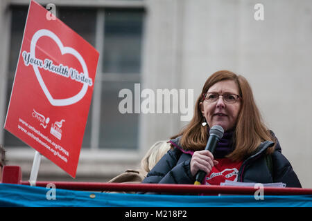 London, Großbritannien. 3. Februar, 2018. Sue, der gezwungen wurde, bis der Pflege Aufgrund der Belastungen auf den NHS Adressen, die Anhänger des NHS, die im Notfall Demonstration für das NHS zusammen in der Volksversammlung und Gesundheit Kampagnen organisiert. Credit: Mark Kerrison/Alamy leben Nachrichten Stockfoto