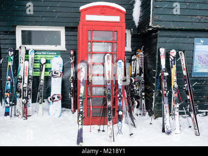 Glenshee, Schottland, Vereinigtes Königreich. 3. Februar, 2018. Neue Schnee fällt in Glenshee Skigebiet im Cairngorms viele Skifahrer, die eifrig die guten ruhigen Bedingungen zu geniessen. Stockfoto