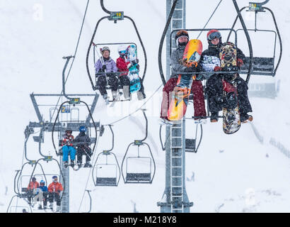 Glenshee, Schottland, Vereinigtes Königreich. 3. Februar, 2018. Neue Schnee fällt in Glenshee Skigebiet im Cairngorms viele Skifahrer, die eifrig die guten ruhigen Bedingungen zu geniessen. Stockfoto