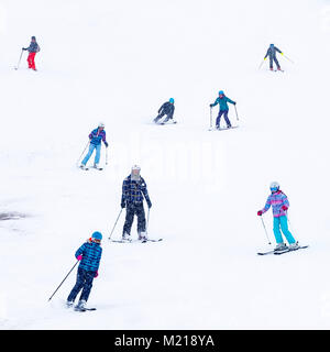 Glenshee, Schottland, Vereinigtes Königreich. 3. Februar, 2018. Neue Schnee fällt in Glenshee Skigebiet im Cairngorms viele Skifahrer, die eifrig die guten ruhigen Bedingungen zu geniessen. Stockfoto