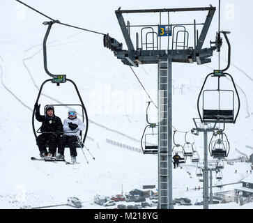 Glenshee, Schottland, Vereinigtes Königreich. 3. Februar, 2018. Neue Schnee fällt in Glenshee Skigebiet im Cairngorms viele Skifahrer, die eifrig die guten ruhigen Bedingungen zu geniessen. Stockfoto