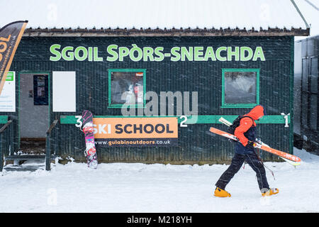 Glenshee, Schottland, Vereinigtes Königreich. 3. Februar, 2018. Neue Schnee fällt in Glenshee Skigebiet im Cairngorms viele Skifahrer, die eifrig die guten ruhigen Bedingungen zu geniessen. Stockfoto