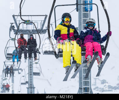 Glenshee, Schottland, Vereinigtes Königreich. 3. Februar, 2018. Neue Schnee fällt in Glenshee Skigebiet im Cairngorms viele Skifahrer, die eifrig die guten ruhigen Bedingungen zu geniessen. Stockfoto