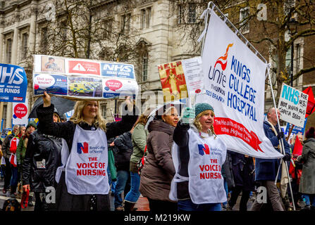 London, Großbritannien, 3. Februar 2018. Whitehall, London, Vereinigtes Königreich. Tausende aus der ganzen Vereinigten Königreich sammeln am University College London in der Kälte und im Regen aus Protest gegen die Kürzungen im National Health Service NHS bis März. Credit: Newspics Großbritannien London/Alamy leben Nachrichten Stockfoto