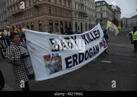 2018 Februar 2nd. Wien/Österreich. Bis zu 2.000 Menschen auf die Straße gehen, gegen den türkischen Militärintervention in Afrin zu protestieren. Frau mit einer Fahne, die lautet: "Baby Killer Erdogan". Credit: Vincent Sufiyan/Alamy leben Nachrichten Stockfoto