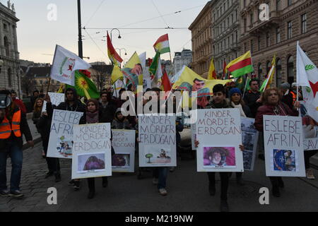 2018 Februar 2nd. Wien/Österreich. Bis zu 2.000 Menschen auf die Straße gehen, gegen den türkischen Militärintervention in Afrin zu protestieren. Die Teilnehmer weisen auf die Mehrere childred, unter den Opfern des Konflikts. Credit: Vincent Sufiyan/Alamy leben Nachrichten Stockfoto