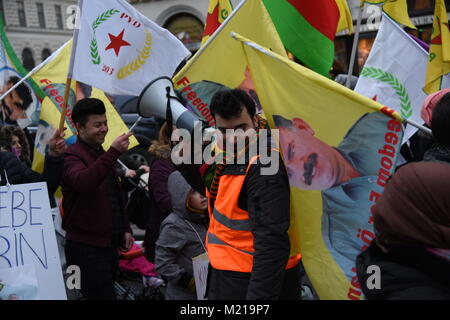 2018 Februar 2nd. Wien/Österreich. Bis zu 2.000 Menschen auf die Straße gehen, gegen den türkischen Militärintervention in Afrin zu protestieren. Männer, die in der Mitte Massen von Demonstranten hält ein Megaphon. Credit: Vincent Sufiyan/Alamy leben Nachrichten Stockfoto