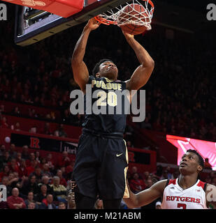 Piscataway, New Jersey, USA. 3 Feb, 2018. Purdue Kesselschmiede guard Nojel Östlichen (20) taucht als Rutgers Scarlet Knights center Shaquille Doorson (2) in der ersten Hälfte an der Rutgers Athletic Center in Piscataway, New Jersey aussieht. Duncan Williams/CSM/Alamy leben Nachrichten Stockfoto