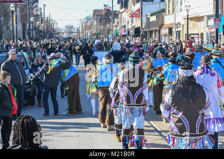 Media, PA, USA, Tausende von Philadelphia Eagles fans säumen die Straßen von Medien für eine Kundgebung zur Unterstützung der NFC Championship Philadelphia Eagles in ihrem Streben nach Gewinn der NFL Super Bowl. Ein Kukeri string band unterhält Pepsammlung Teilnehmer | Medien, Delaware County, PA befindet sich etwa 14 km südlich von Philadelphia, PA. Die Temperaturen in der Mitte 20 Grad (Fahrenheit) Credit: Don Mennig/Alamy leben Nachrichten Stockfoto