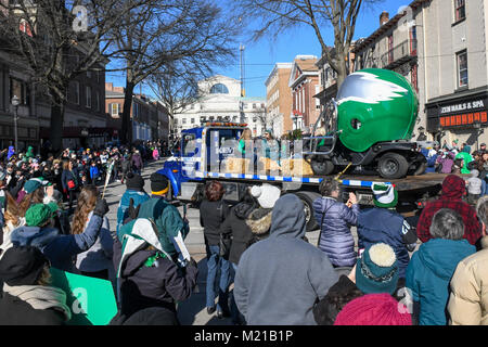 Media, PA, USA, Tausende von Philadelphia Eagles fans säumen die Straßen von Medien für eine Kundgebung zur Unterstützung der NFC Championship Philadelphia Eagles in ihrem Streben nach Gewinn der NFL Super Bowl. Medien, Delaware County, PA beträgt etwa 14 km südlich von Philadelphia, PA. Die Temperaturen in der Mitte 20 Grad (Fahrenheit) Credit: Don Mennig/Alamy leben Nachrichten Stockfoto