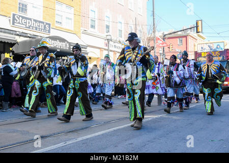 Media, PA, USA, Tausende von Philadelphia Eagles fans säumen die Straßen von Medien für eine Kundgebung zur Unterstützung der NFC Championship Philadelphia Eagles in ihrem Streben nach Gewinn der NFL Super Bowl. Ein Kukeri string band unterhält Pepsammlung Teilnehmer | Medien, Delaware County, PA befindet sich etwa 14 km südlich von Philadelphia, PA. Die Temperaturen in der Mitte 20 Grad (Fahrenheit) Credit: Don Mennig/Alamy leben Nachrichten Stockfoto