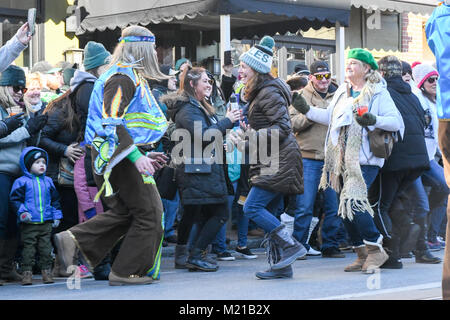 Media, PA, USA, Tausende von Philadelphia Eagles fans säumen die Straßen von Medien für eine Kundgebung zur Unterstützung der NFC Championship Philadelphia Eagles in ihrem Streben nach Gewinn der NFL Super Bowl. Ein Kukeri string band unterhält Pepsammlung Teilnehmer | Medien, Delaware County, PA befindet sich etwa 14 km südlich von Philadelphia, PA. Die Temperaturen in der Mitte 20 Grad (Fahrenheit) Credit: Don Mennig/Alamy leben Nachrichten Stockfoto