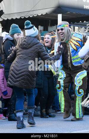 Media, PA, USA, Tausende von Philadelphia Eagles fans säumen die Straßen von Medien für eine Kundgebung zur Unterstützung der NFC Championship Philadelphia Eagles in ihrem Streben nach Gewinn der NFL Super Bowl. Ein Kukeri string band unterhält Pepsammlung Teilnehmer | Medien, Delaware County, PA befindet sich etwa 14 km südlich von Philadelphia, PA. Die Temperaturen in der Mitte 20 Grad (Fahrenheit) Credit: Don Mennig/Alamy leben Nachrichten Stockfoto
