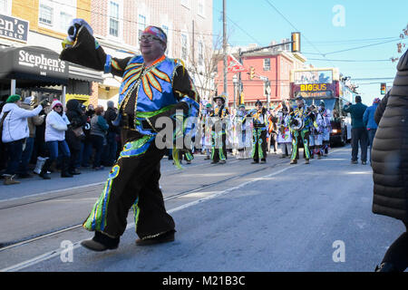 Media, PA, USA, Tausende von Philadelphia Eagles fans säumen die Straßen von Medien für eine Kundgebung zur Unterstützung der NFC Championship Philadelphia Eagles in ihrem Streben nach Gewinn der NFL Super Bowl. Ein Kukeri string band unterhält Pepsammlung Teilnehmer | Medien, Delaware County, PA befindet sich etwa 14 km südlich von Philadelphia, PA. Die Temperaturen in der Mitte 20 Grad (Fahrenheit) Credit: Don Mennig/Alamy leben Nachrichten Stockfoto
