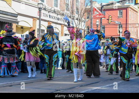 Media, PA, USA, Tausende von Philadelphia Eagles fans säumen die Straßen von Medien für eine Kundgebung zur Unterstützung der NFC Championship Philadelphia Eagles in ihrem Streben nach Gewinn der NFL Super Bowl. Ein Kukeri string band unterhält Pepsammlung Teilnehmer | Medien, Delaware County, PA befindet sich etwa 14 km südlich von Philadelphia, PA. Die Temperaturen in der Mitte 20 Grad (Fahrenheit) Credit: Don Mennig/Alamy leben Nachrichten Stockfoto