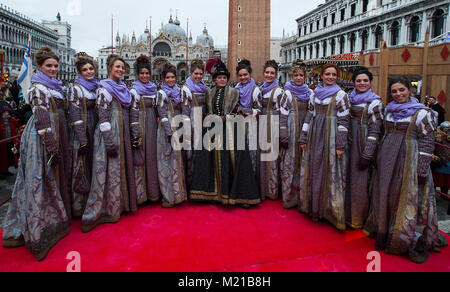 Venedig, Italien. 3 Feb, 2018. Die 12 'Marie' Frauen gekleidet in traditionellen Kostümen posieren für Fotos nach dem "Festa delle Marie' Parade während der Venedig Karneval in Venedig, Italien, Februar 3, 2018. Karneval in Venedig dauert von Jan. 27 bis Dez. 12. Credit: Jin Yu/Xinhua/Alamy leben Nachrichten Stockfoto